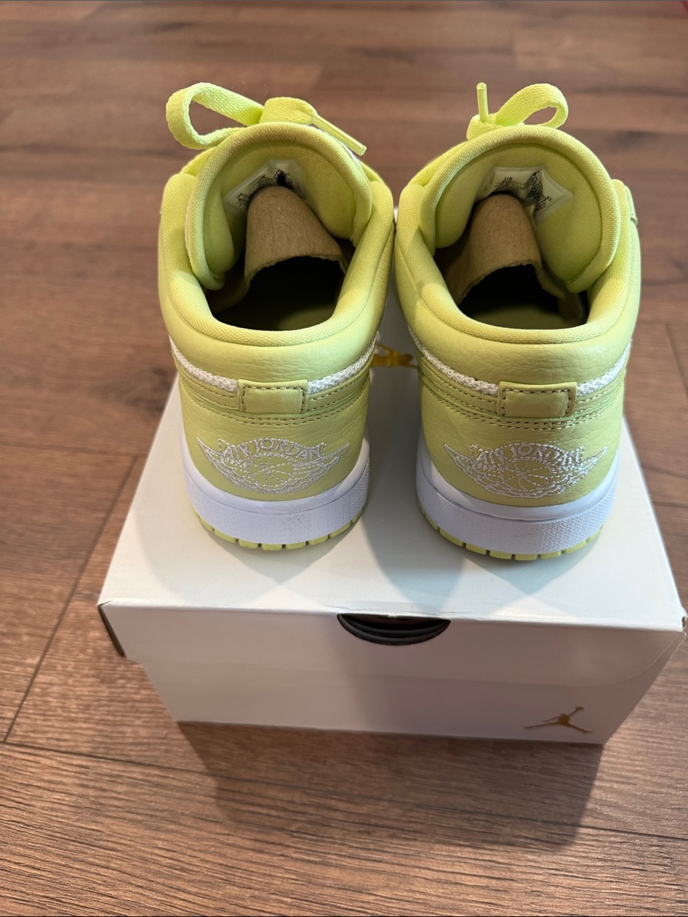Jordan Dunk Lows- Limelight-excellent condition! - Picture 3 of 7